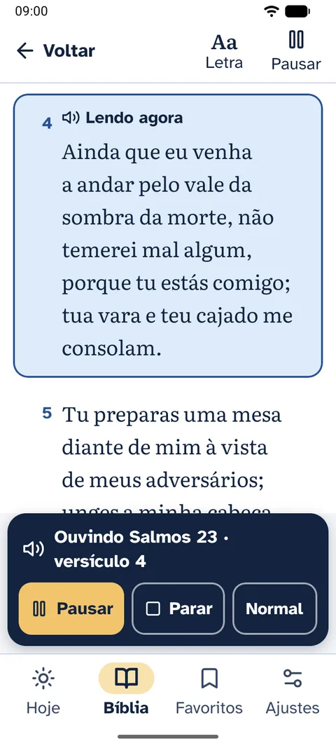 O Salmo 23 sendo lido em voz alta, com o versículo lido em destaque e os botões Pausar e Parar.